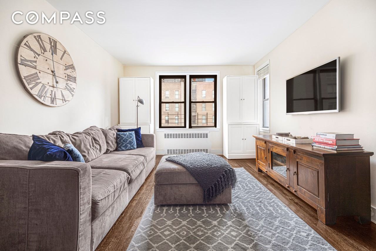 House in New York - View 2