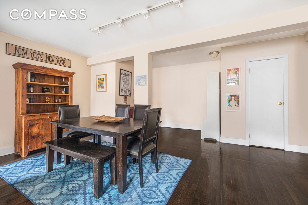 House in New York - View 4