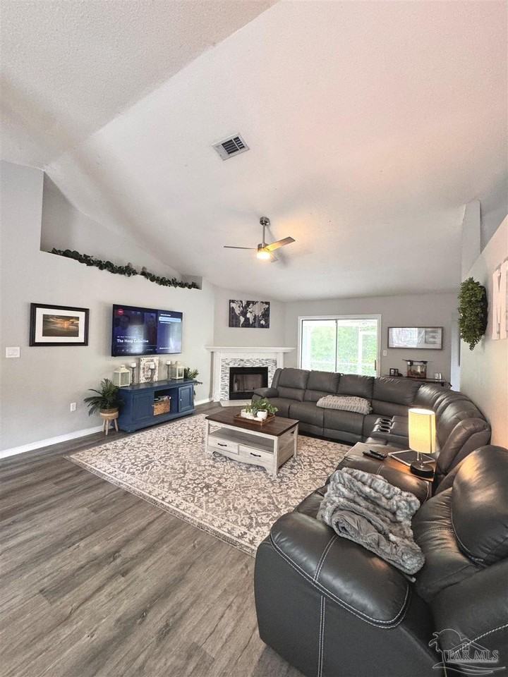 2404 Houston Cir - Photo 2 of 14