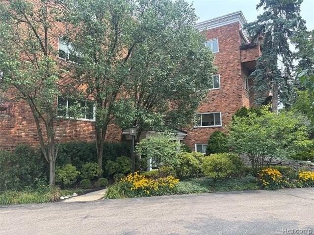 450 Oak Ave #100 - Photo 2 of 10