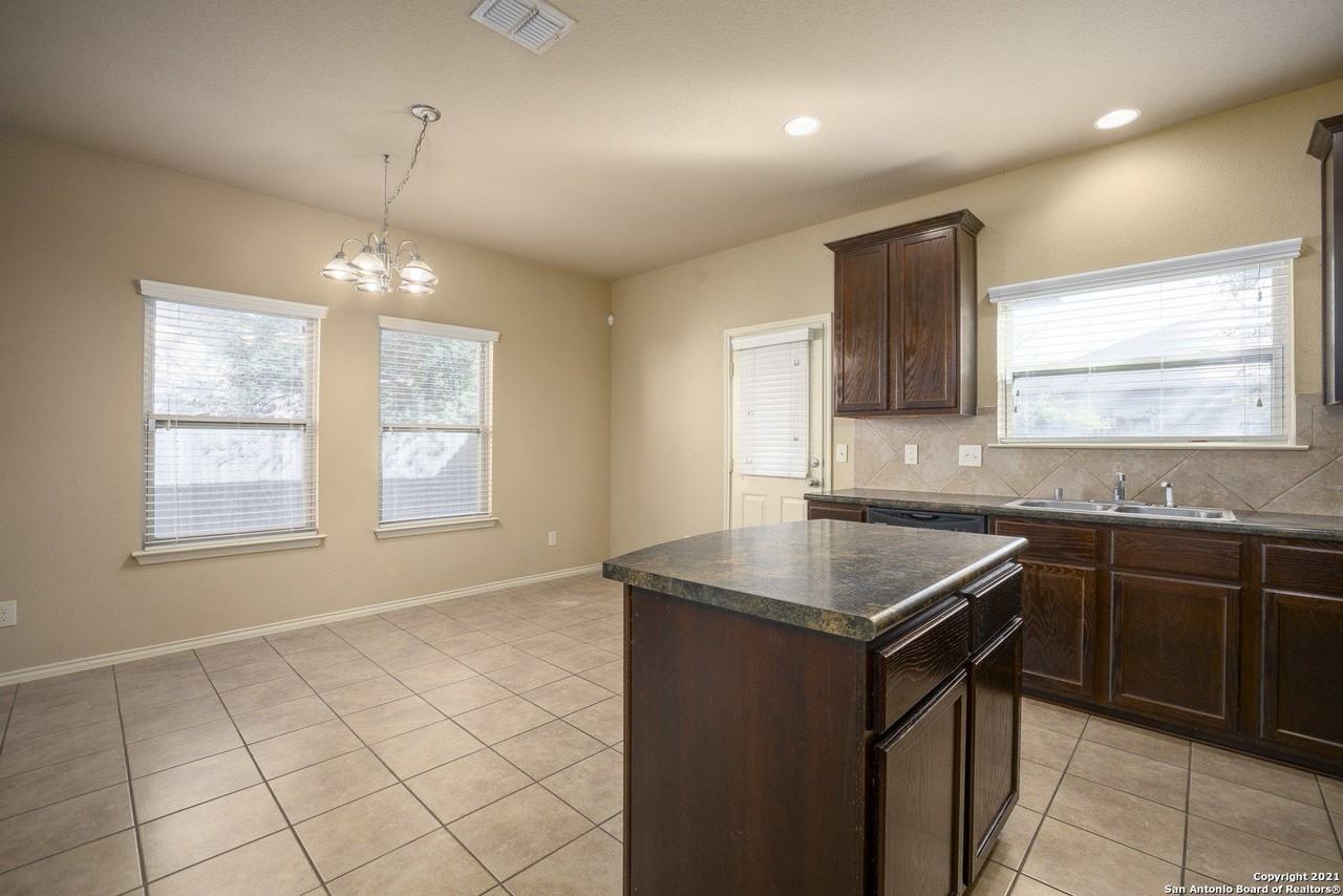 433 Stonebrook Dr - Photo 4 of 43