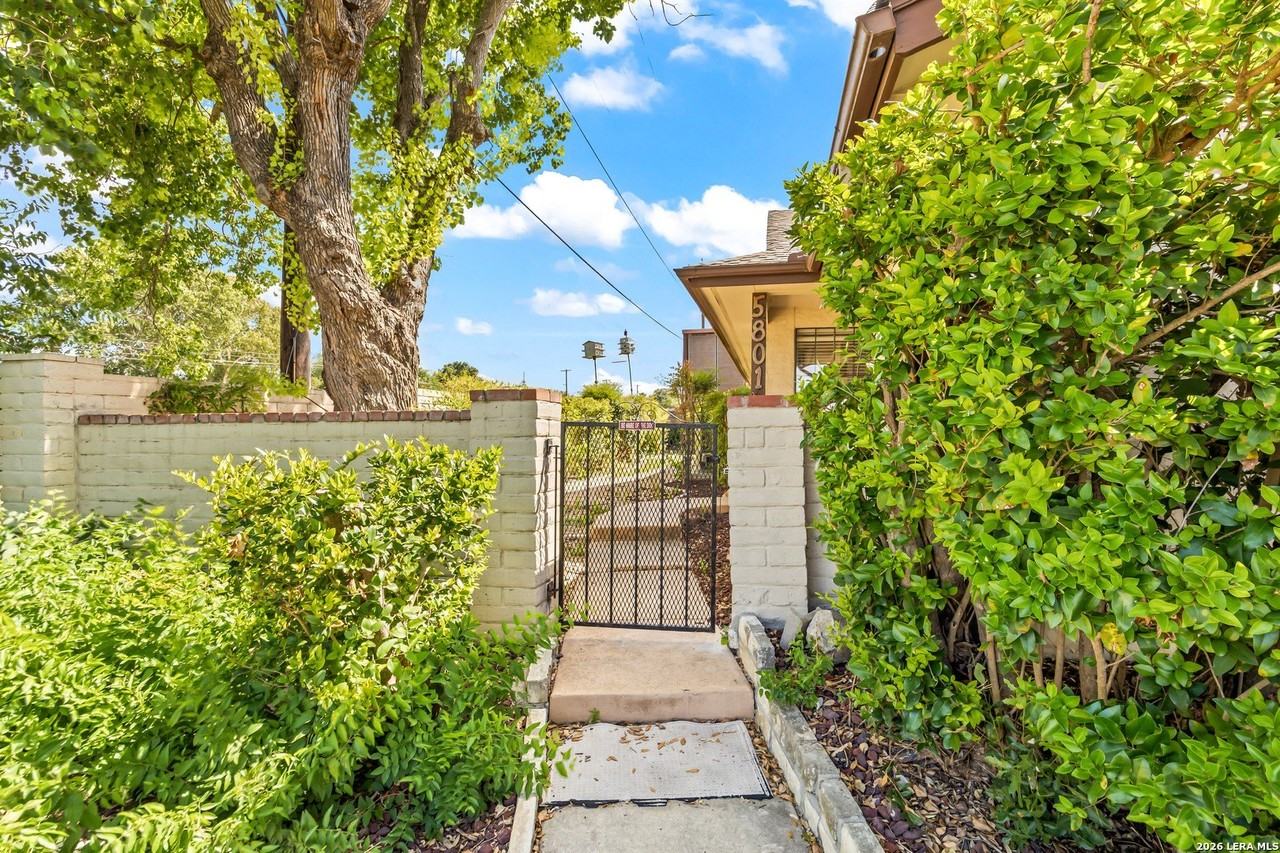 5801 Royal Rdg - Photo 2 of 26