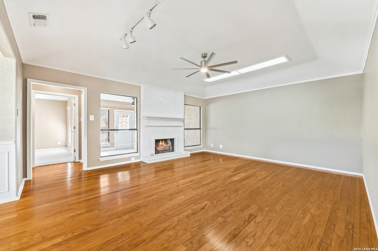5801 Royal Rdg - Photo 3 of 26