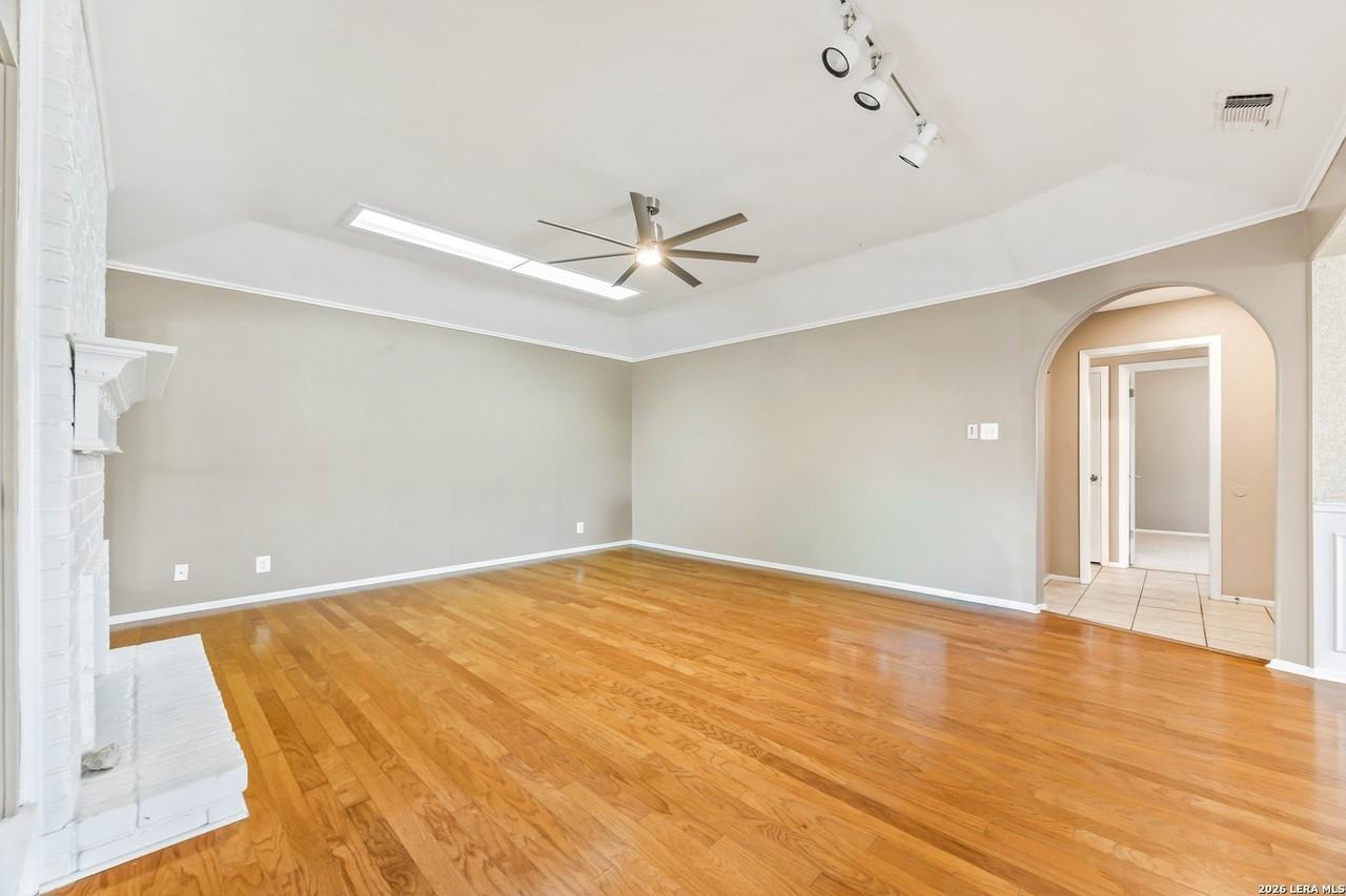 5801 Royal Rdg - Photo 4 of 26