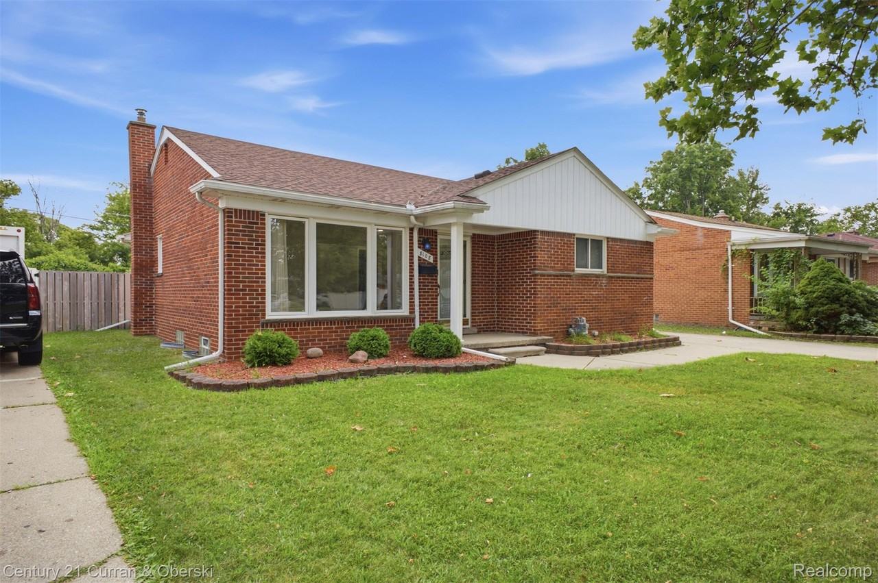 8108 Whitefield St - Photo 4 of 41