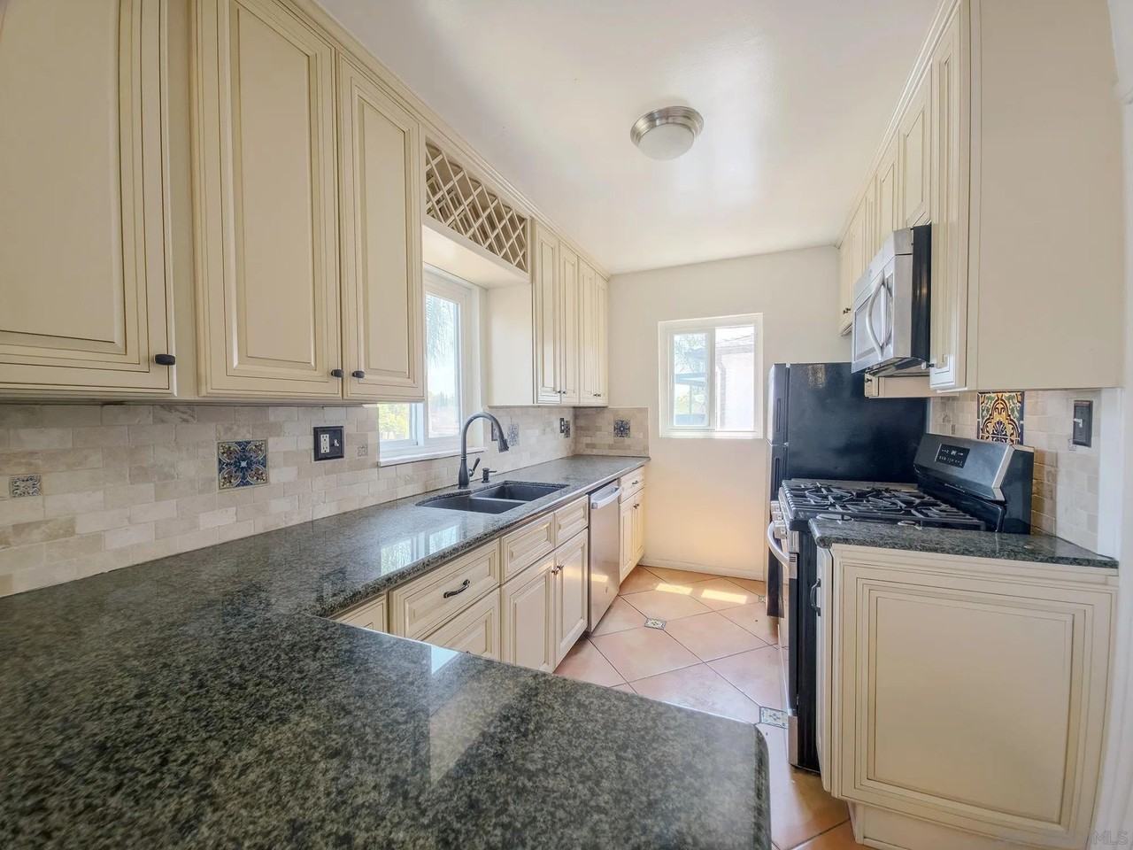4635 Virginia Ave - Photo 4 of 26