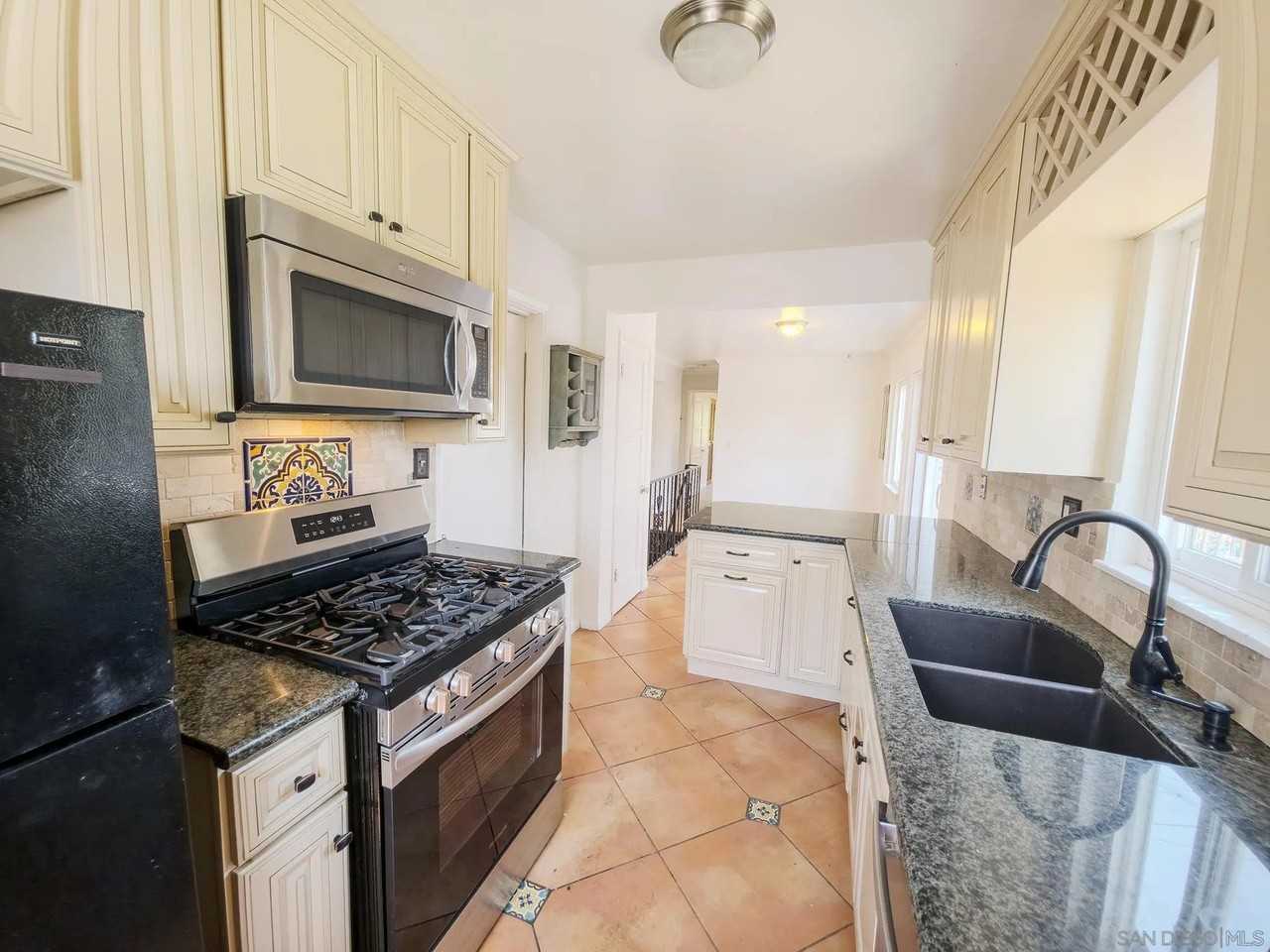 4635 Virginia Ave - Photo 5 of 26