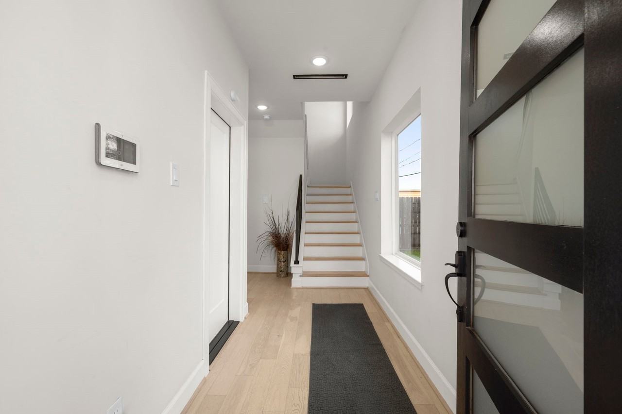 3022 Holman St - Photo 4 of 27