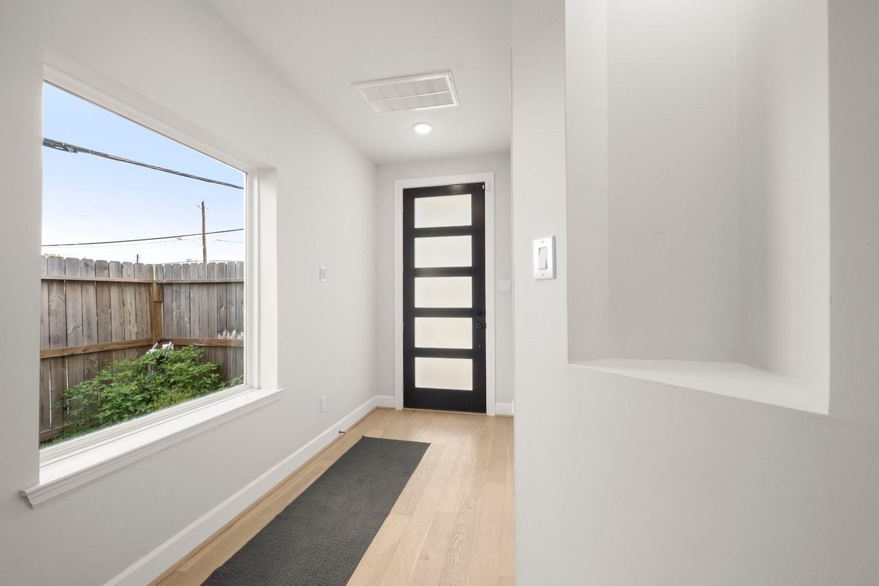 3022 Holman St - Photo 5 of 27