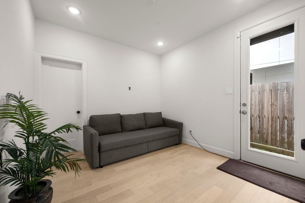 3022 Holman St - Photo 6 of 27