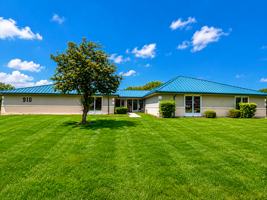 featured image of 910 Taywood Rd #A