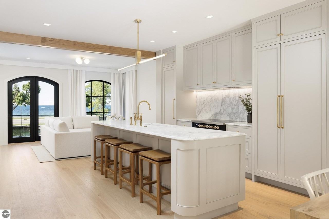 100 N Park St - Photo 2 of 50