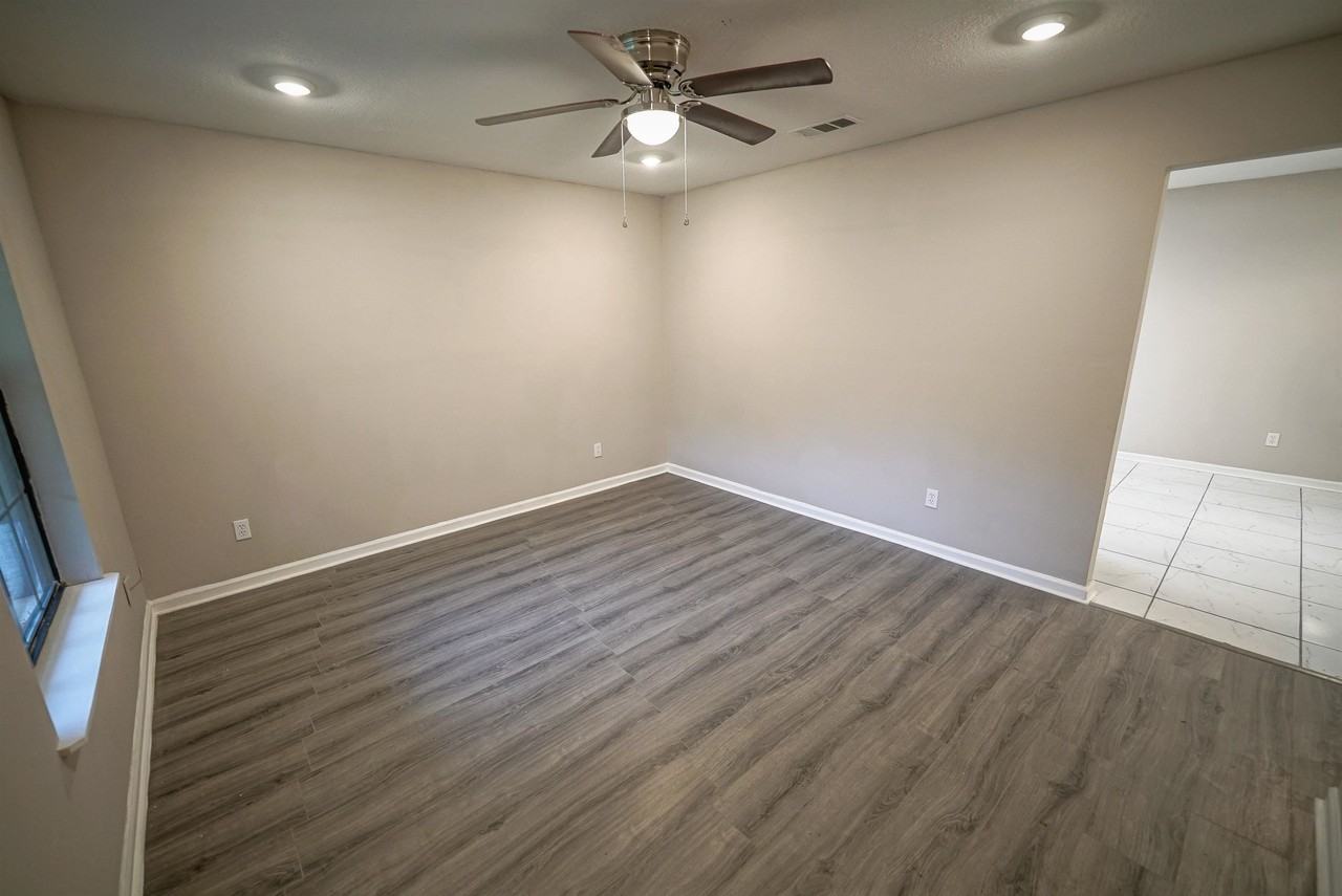 8407 Lenova Ln - Photo 6 of 38