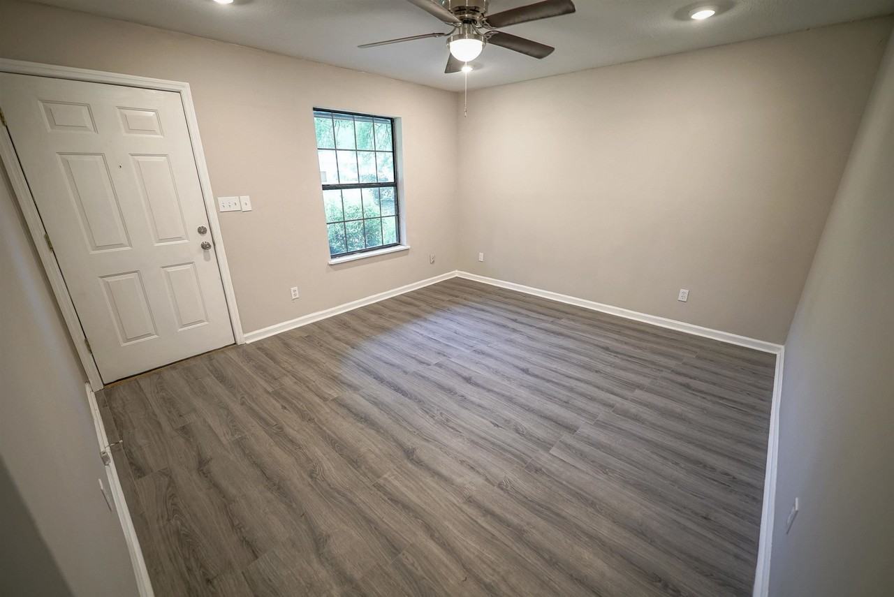 8407 Lenova Ln - Photo 7 of 38