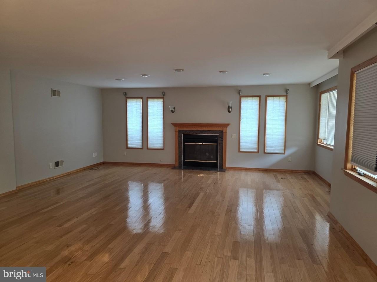 812 Leeds Ln - Photo 5 of 35