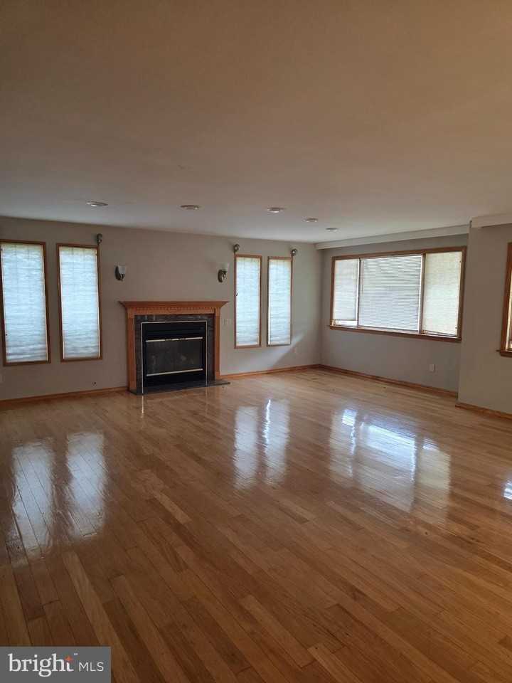 812 Leeds Ln - Photo 6 of 35