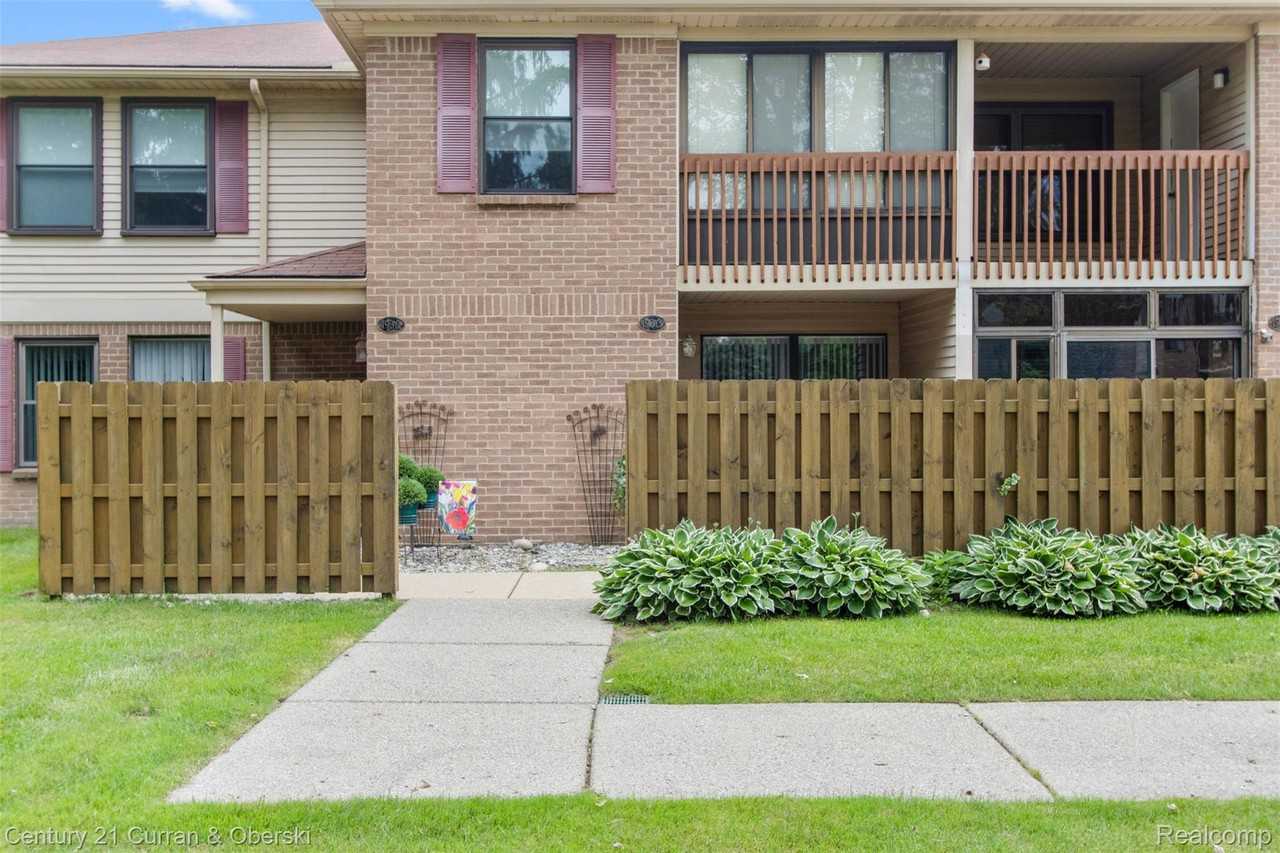 19313 Surrey Ln Lane - Photo 4 of 24