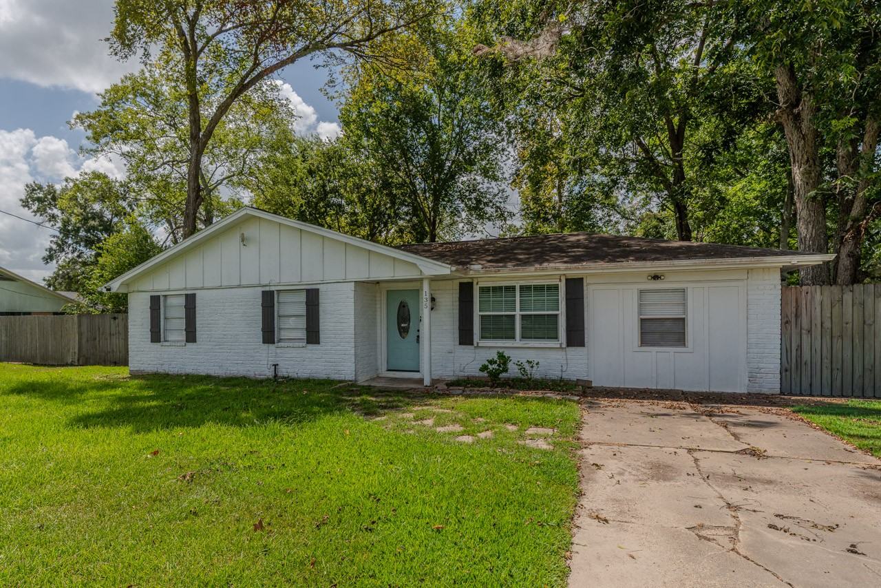 135 W Barkley St - Photo 2 of 26