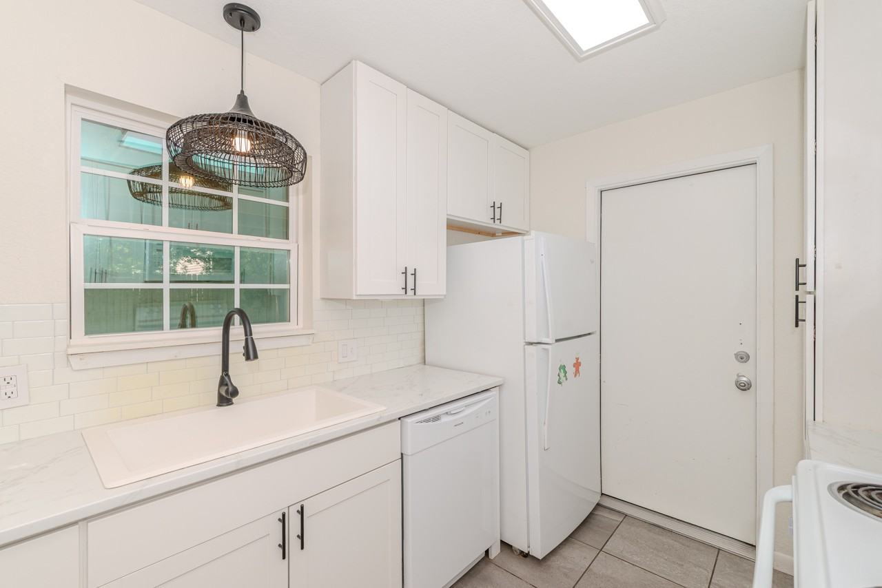 135 W Barkley St - Photo 3 of 26