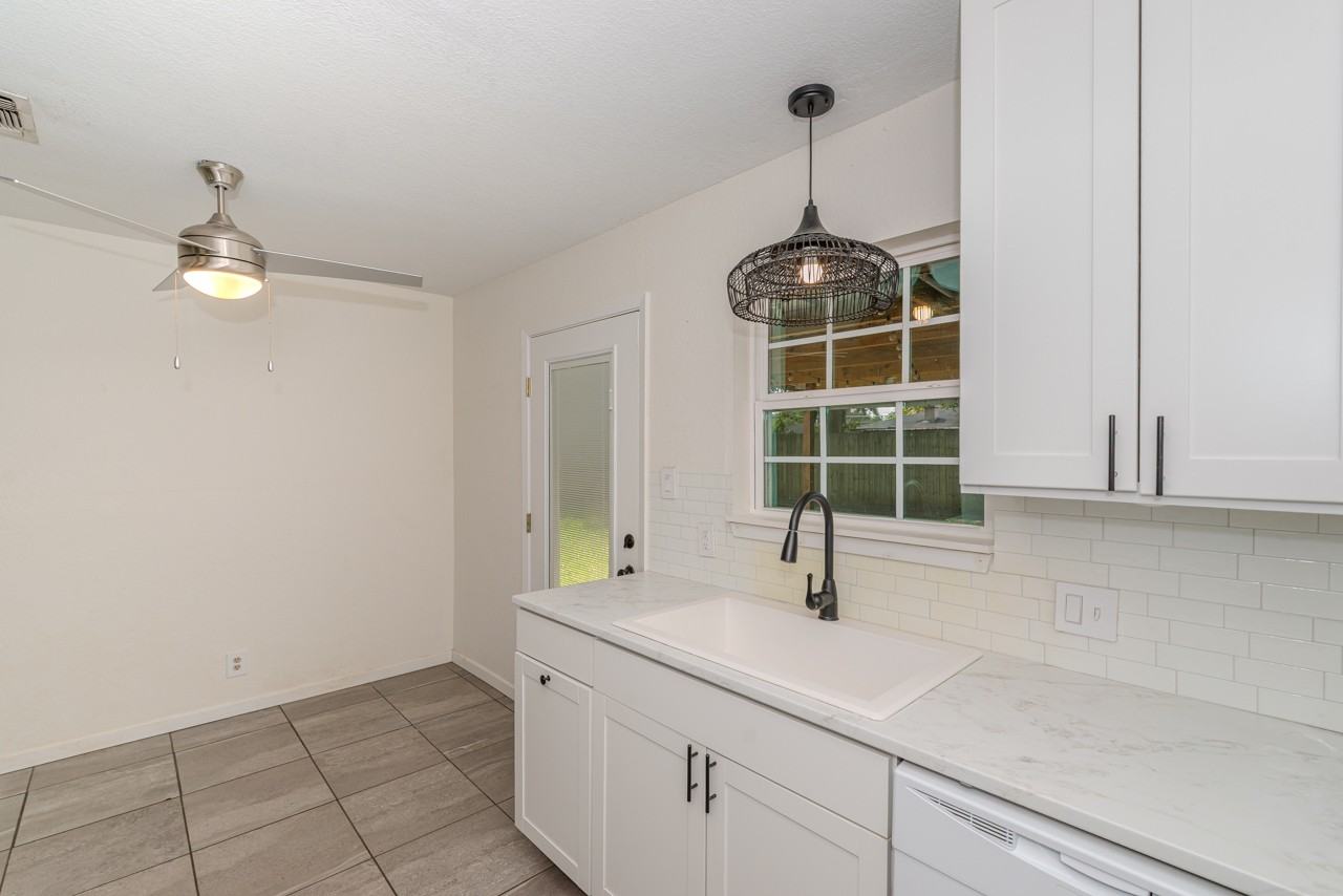 135 W Barkley St - Photo 4 of 26