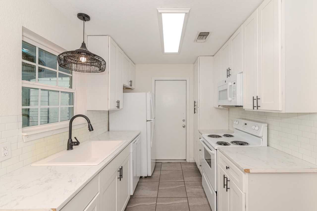 135 W Barkley St - Photo 5 of 26
