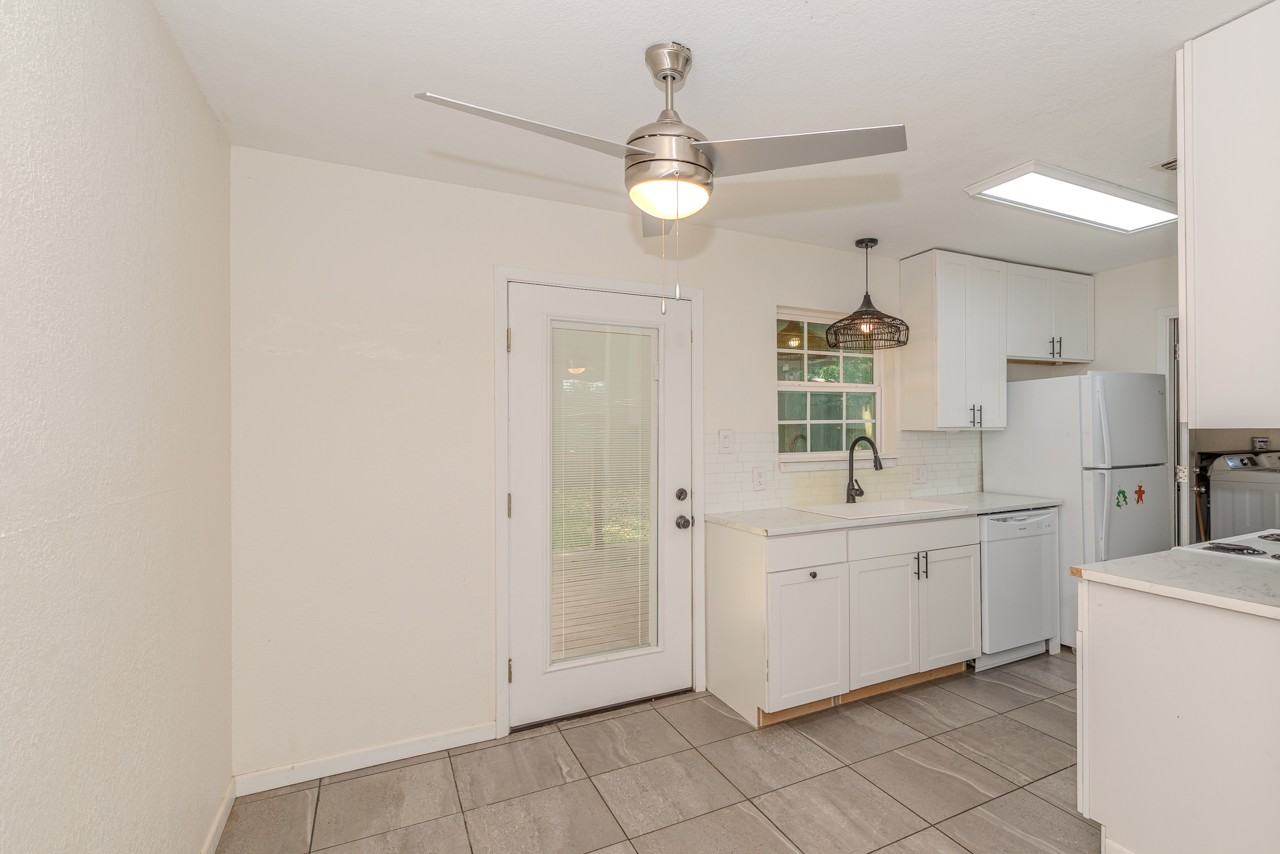 135 W Barkley St - Photo 6 of 26