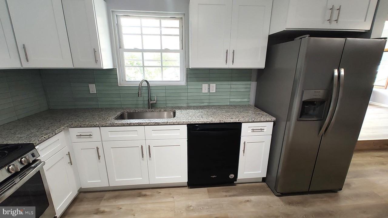 8027 Shore Rd - Photo 5 of 42