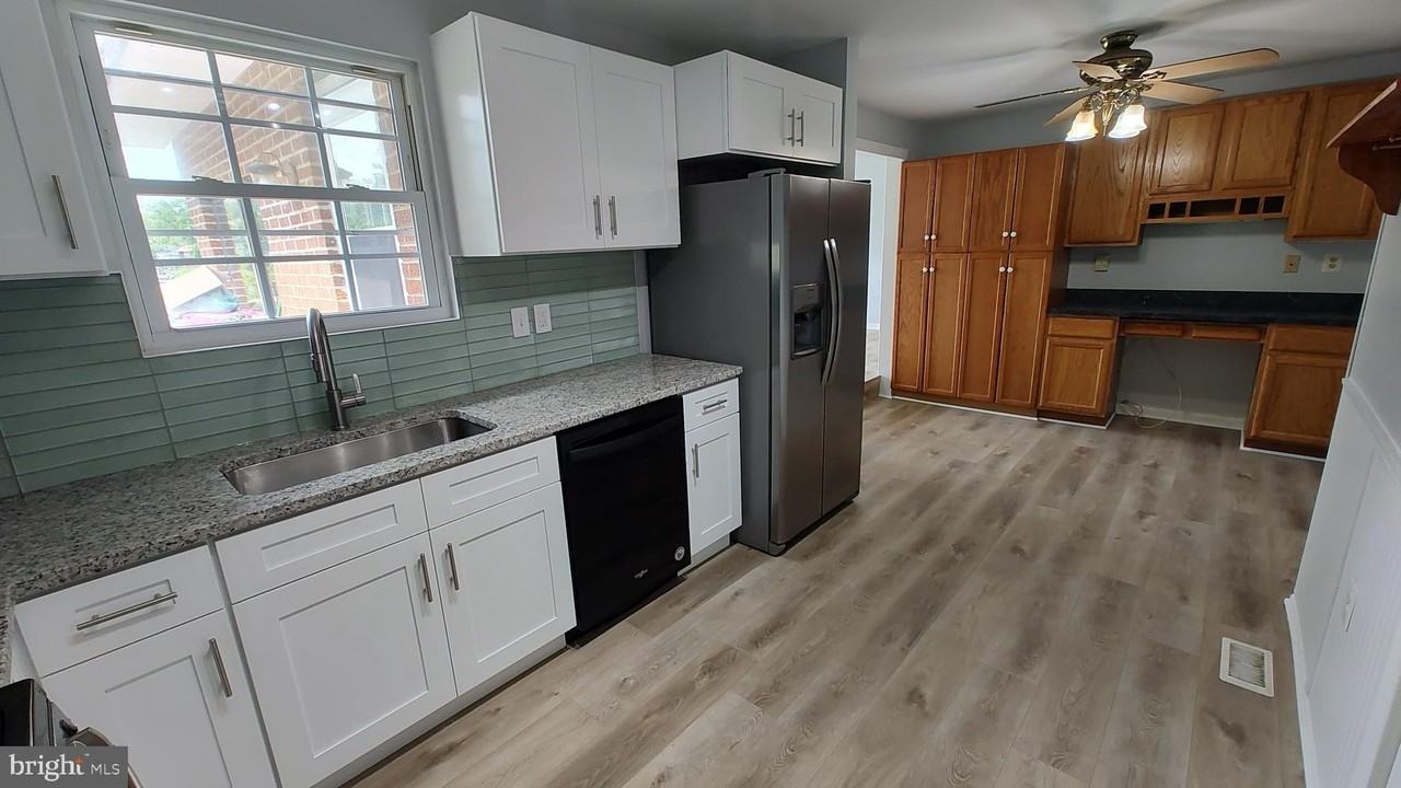 8027 Shore Rd - Photo 6 of 42