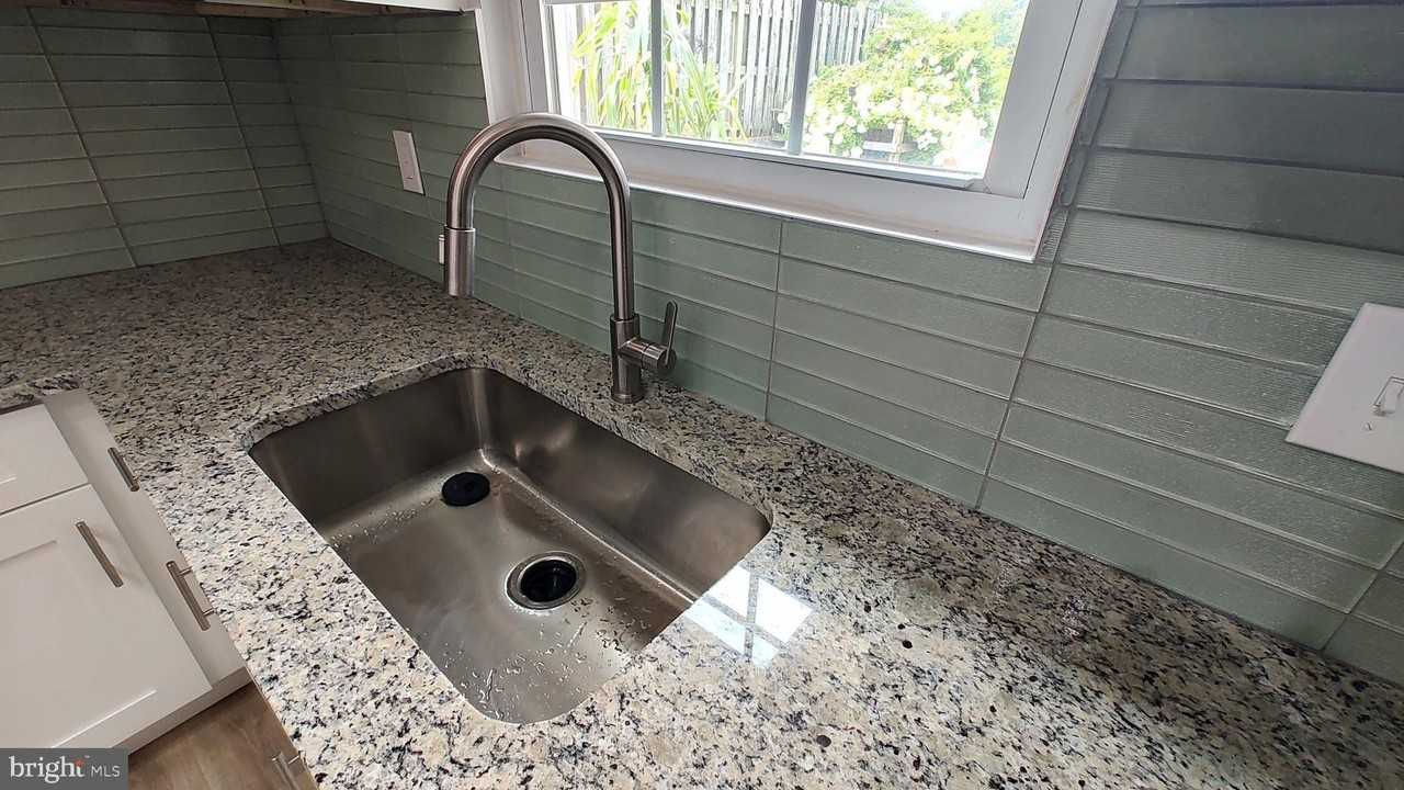8027 Shore Rd - Photo 7 of 42