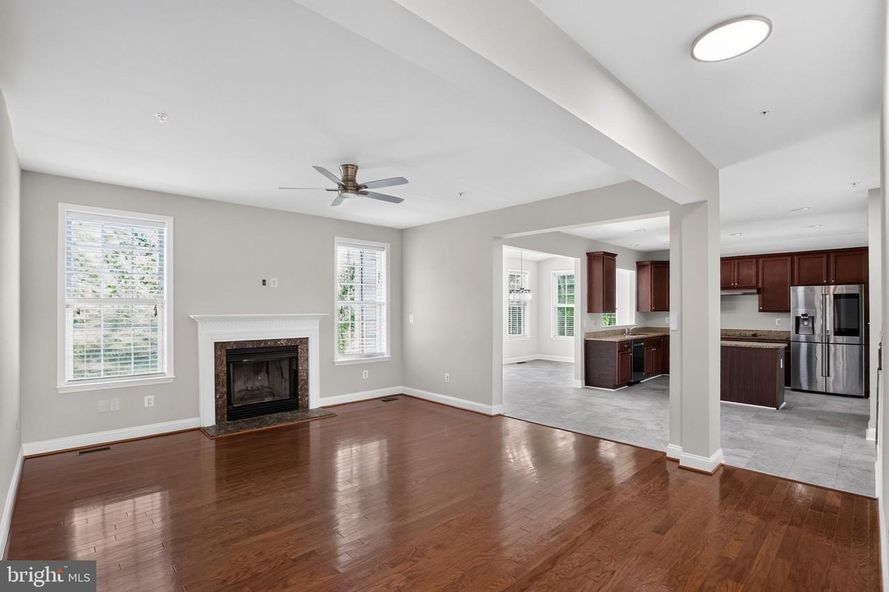 6816 Barlowe Ct - Photo 3 of 32