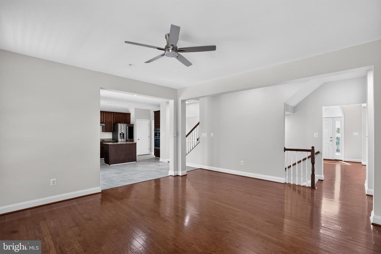 6816 Barlowe Ct - Photo 7 of 32
