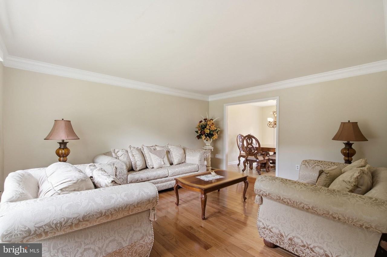 10205 Balsamwood Dr - Photo 3 of 43