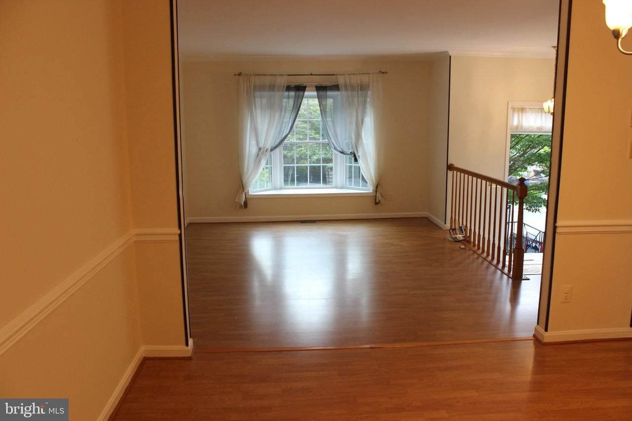 9685 Woodhenge Ct - Photo 6 of 31