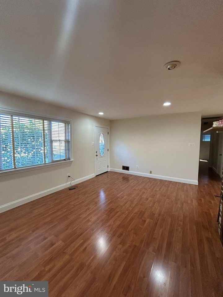 7511 Hamlet St - Photo 4 of 40