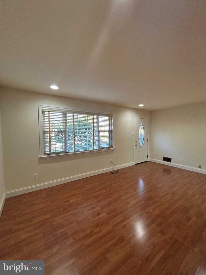 7511 Hamlet St - Photo 5 of 40