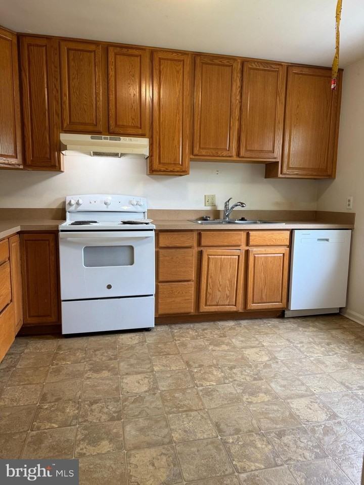 721 Olde Greenwich Cir - Photo 4 of 12
