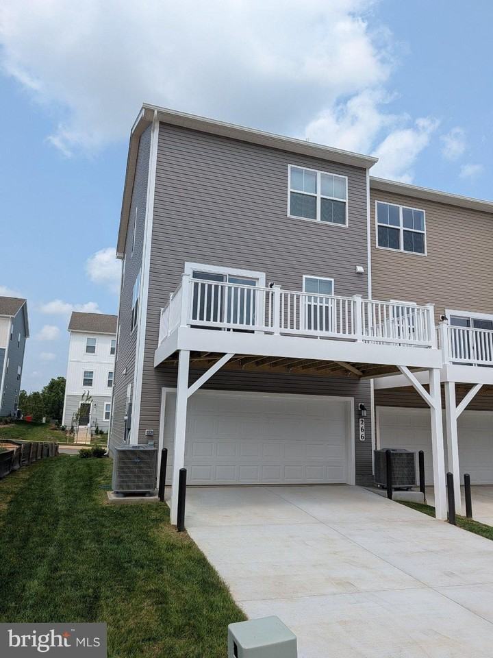 266 SWAN Avenue - Photo 4 of 33