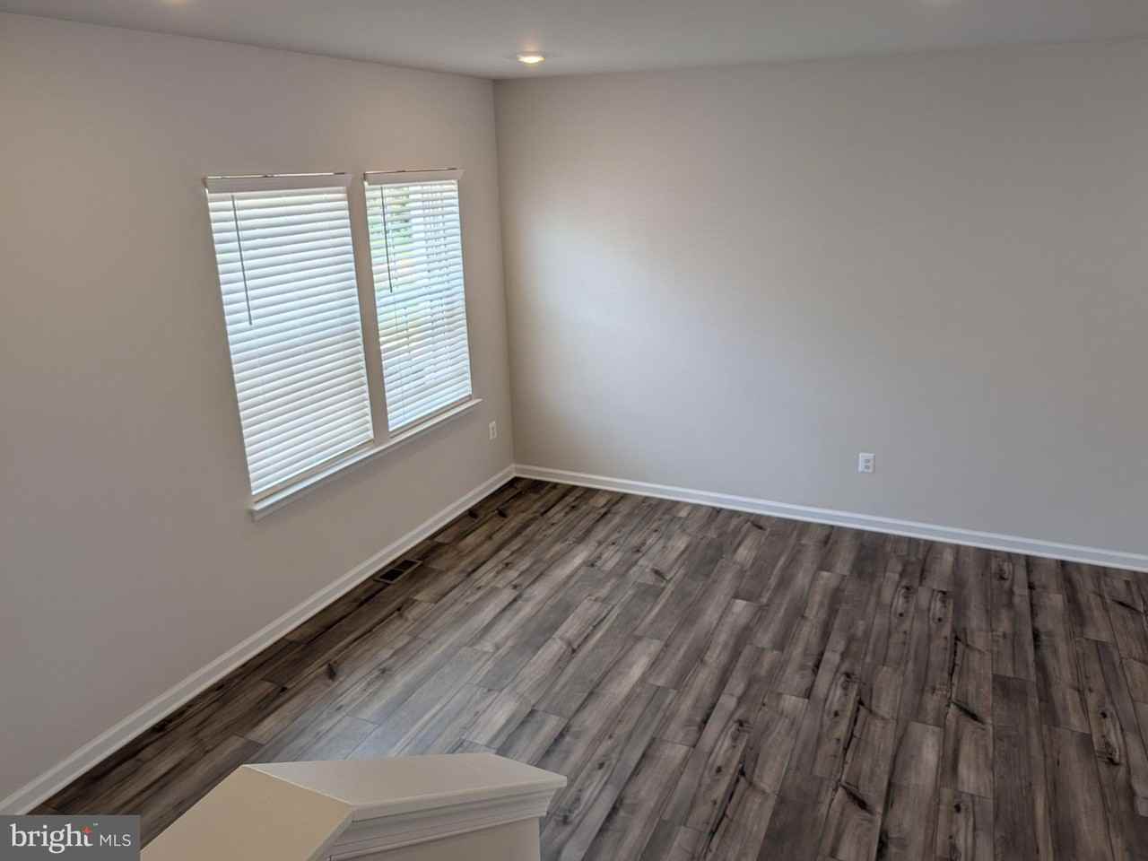 266 SWAN Avenue - Photo 7 of 33