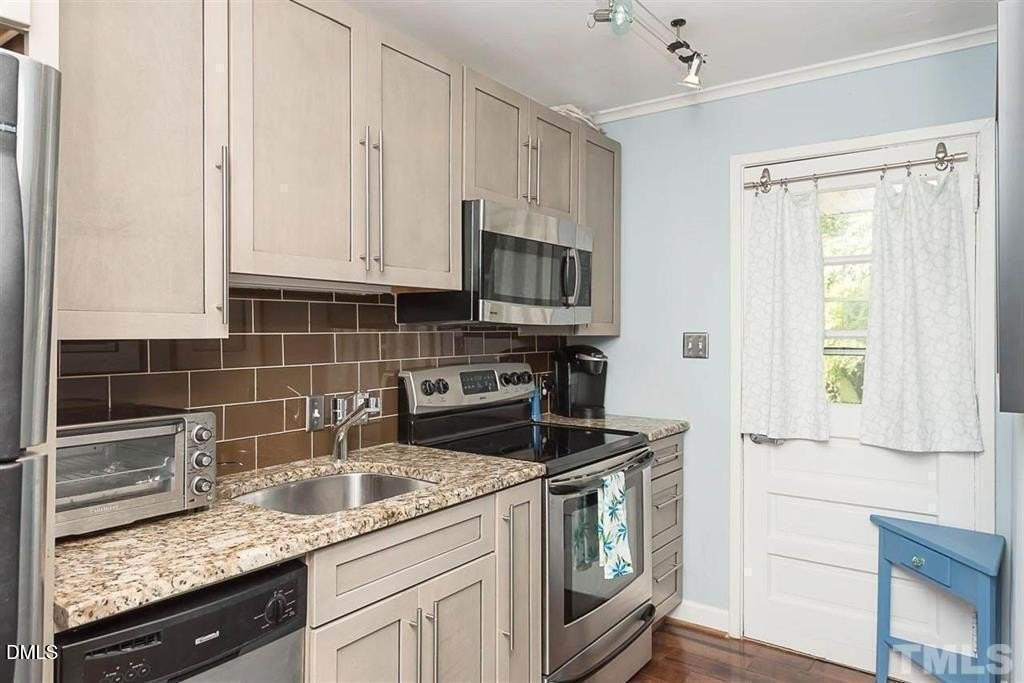 801 Daniels St #D - Photo 4 of 8
