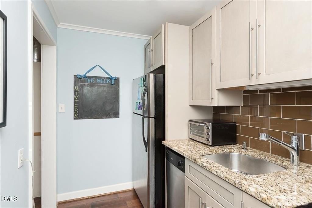 801 Daniels St #D - Photo 5 of 8