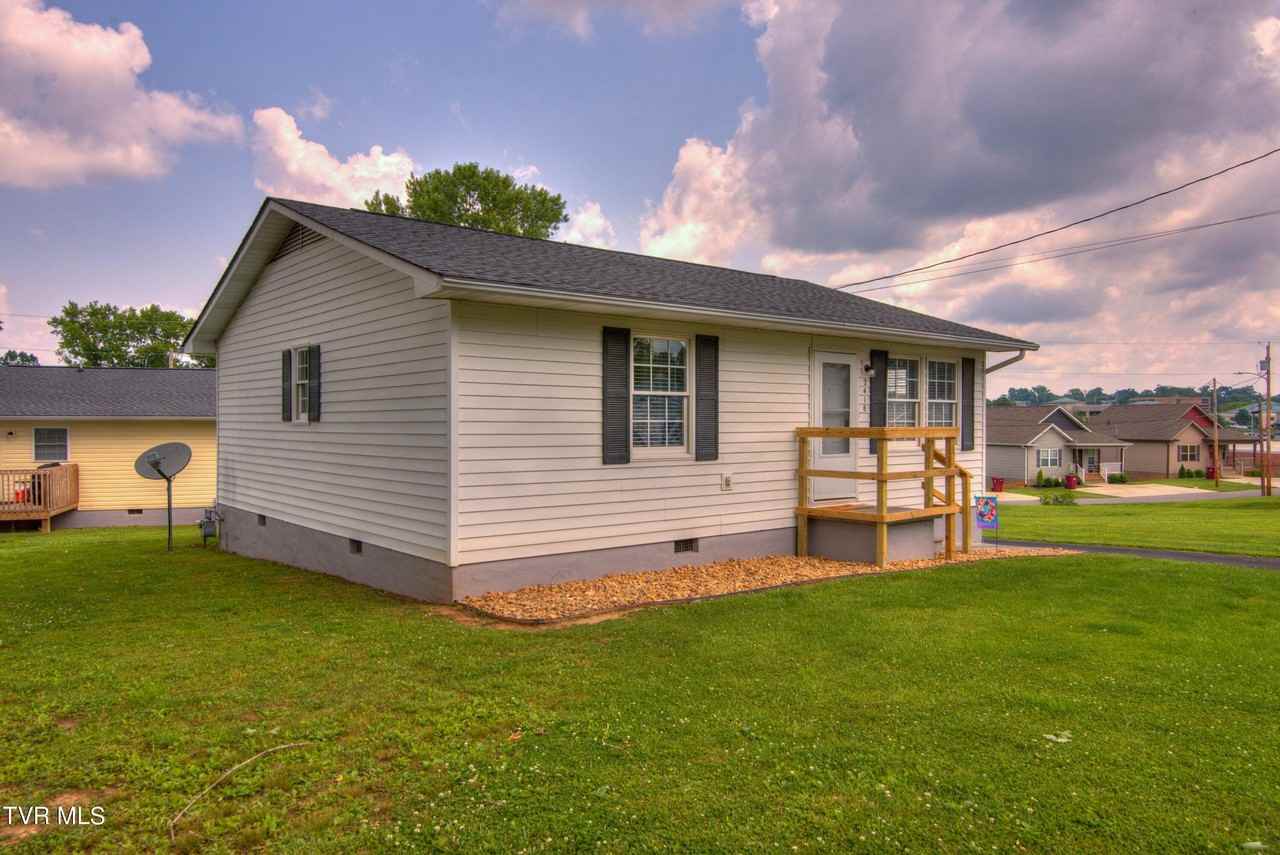 2418 Vines St - Photo 2 of 24