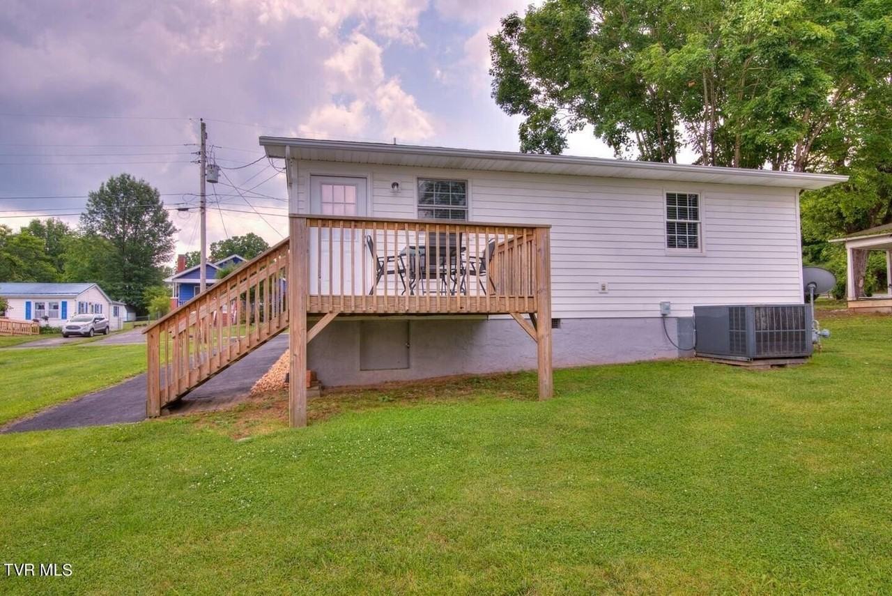 2418 Vines St - Photo 3 of 24