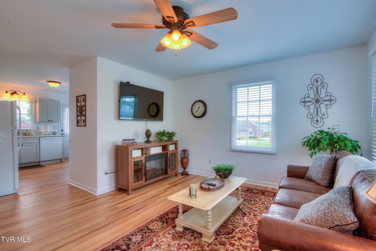2418 Vines St - Photo 4 of 24