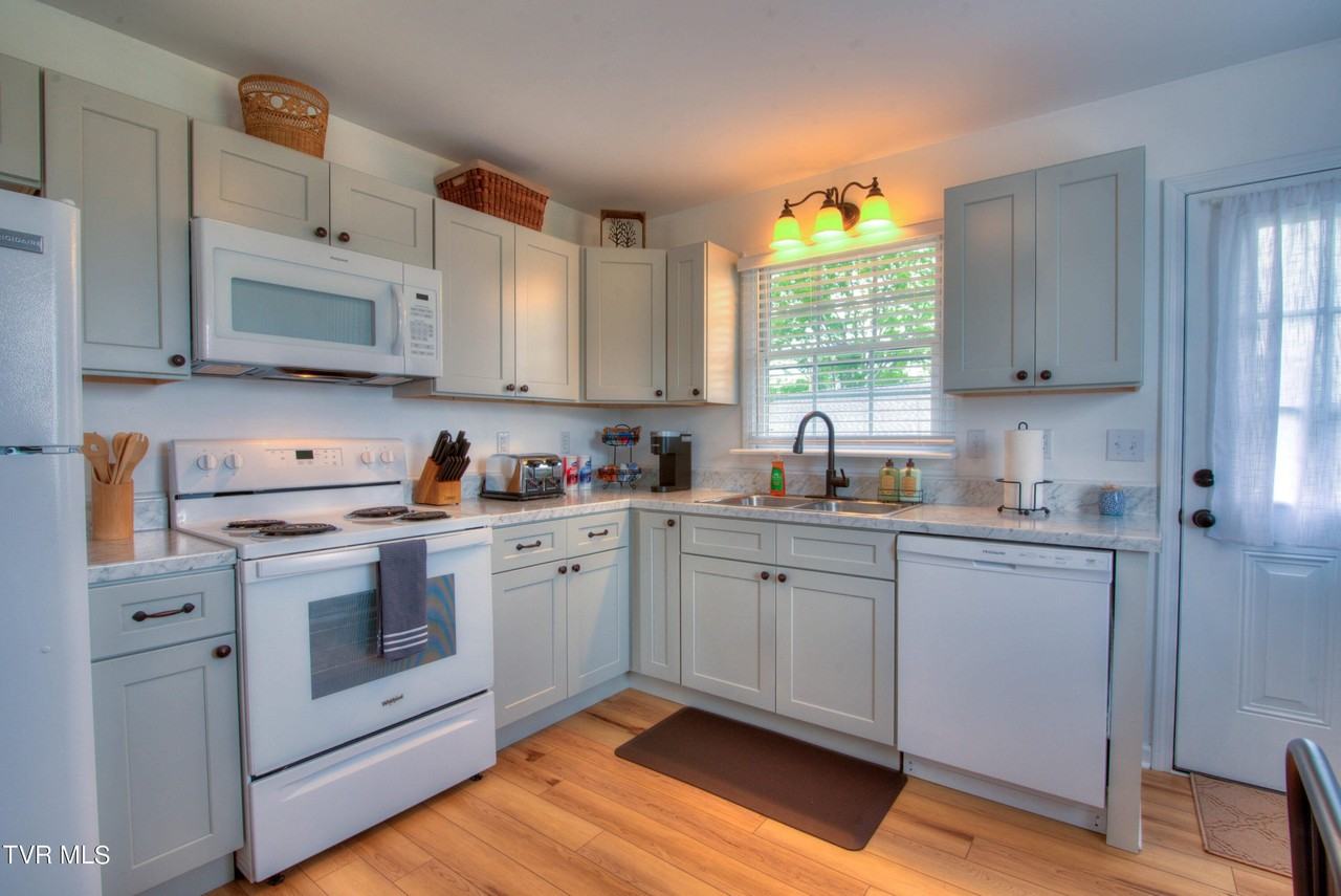 2418 Vines St - Photo 5 of 24