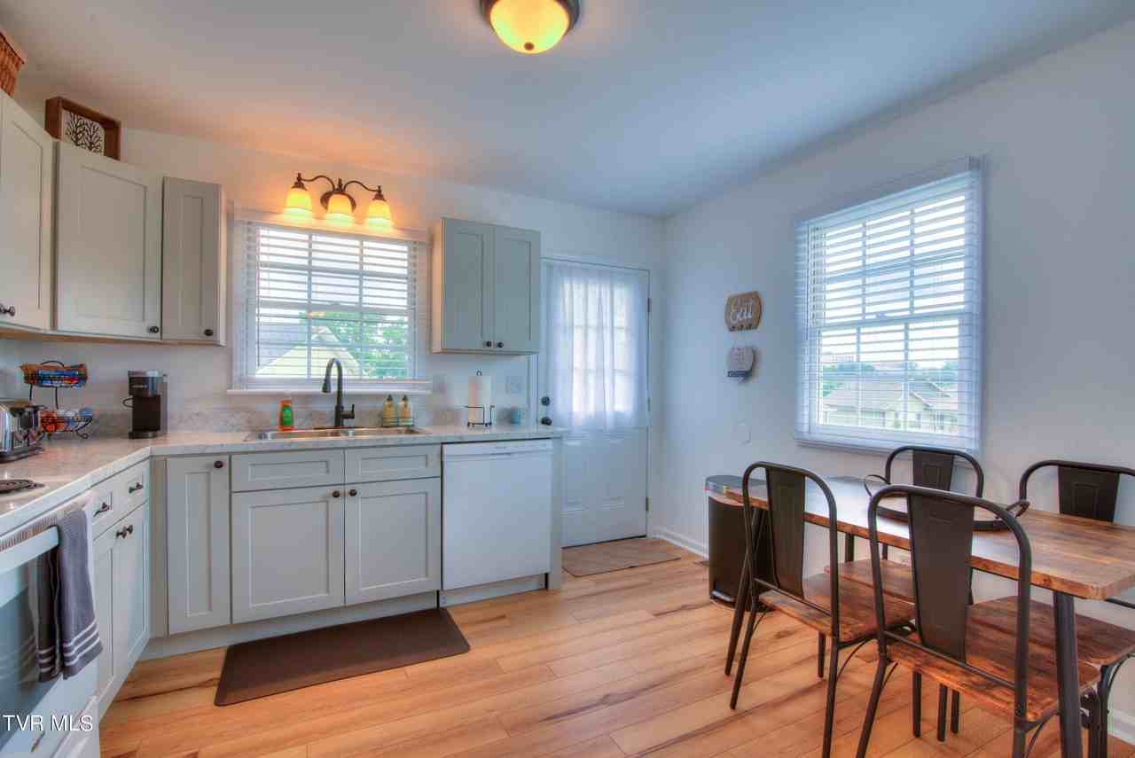 2418 Vines St - Photo 7 of 24