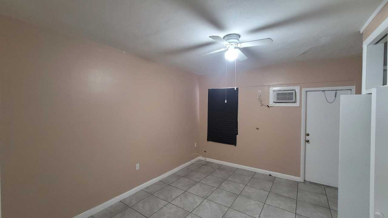 195 Gardenia St #1 - Photo 6 of 9