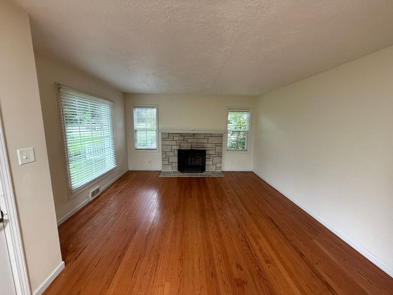 1005 Lindberg Rd - Photo 2 of 10