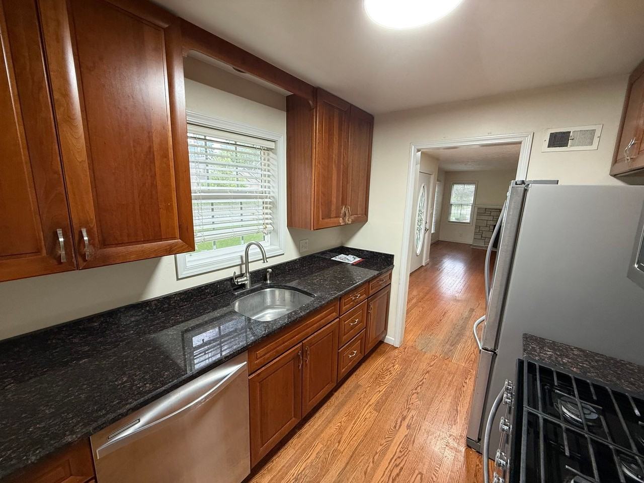 1005 Lindberg Rd - Photo 4 of 10
