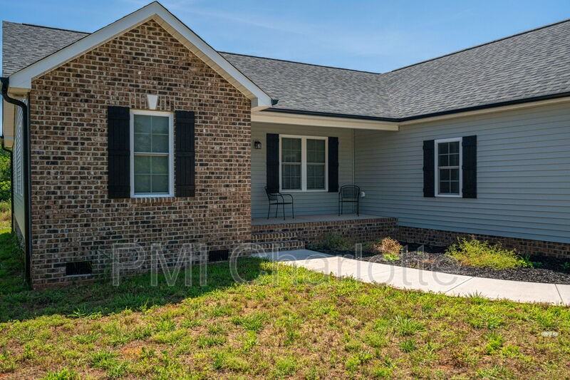 2128 Chatfield Rd - Photo 3 of 33
