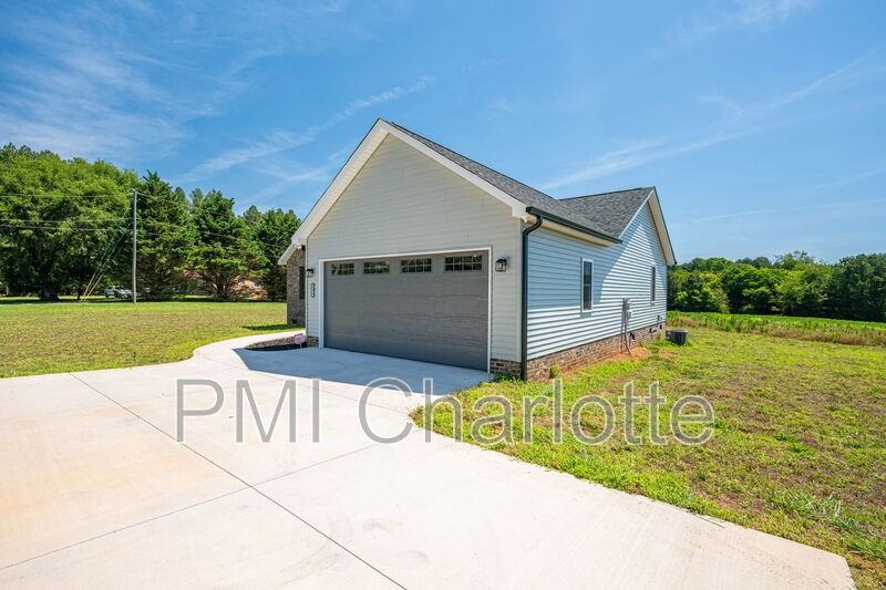 2128 Chatfield Rd - Photo 5 of 33